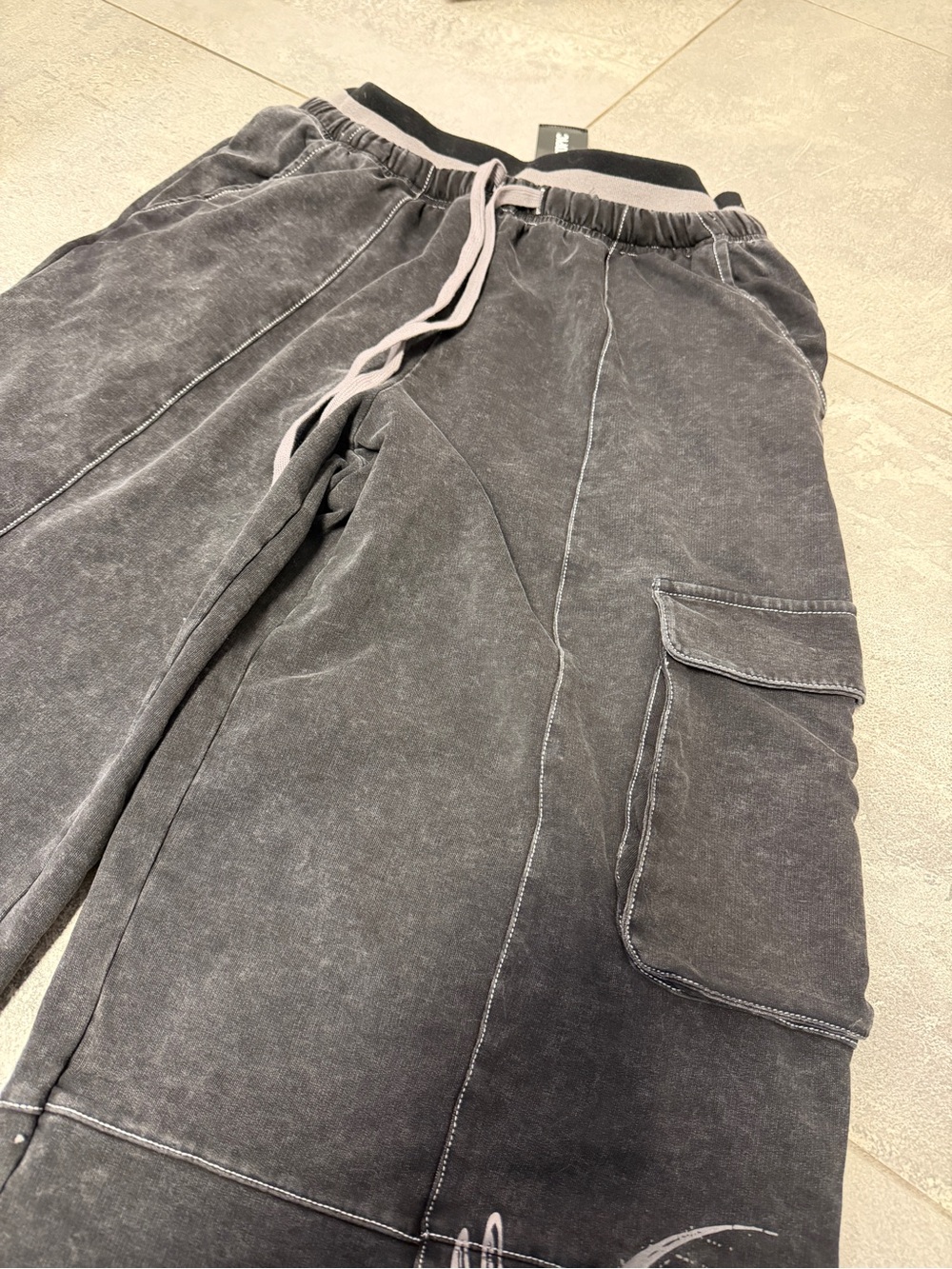Hot Topic Grey Gothic Cross Cargo Wide Leg Sweatpants Baggy Double Waistband S - Picture 5 of 10